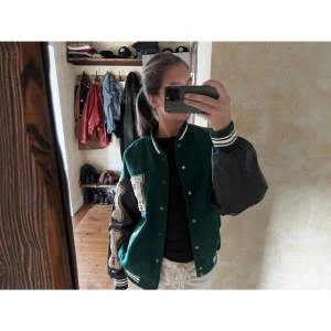 Varsity jacka  - Jättefin grön varsity jacka från Aelfric Eden, köpte för nått år sen och har endast testat den 2 gånger. Köpte den för ca 100 dollar. Jackan är oversized och skulle säga att den passar S-L beroende på vilken passform man vill ha💕