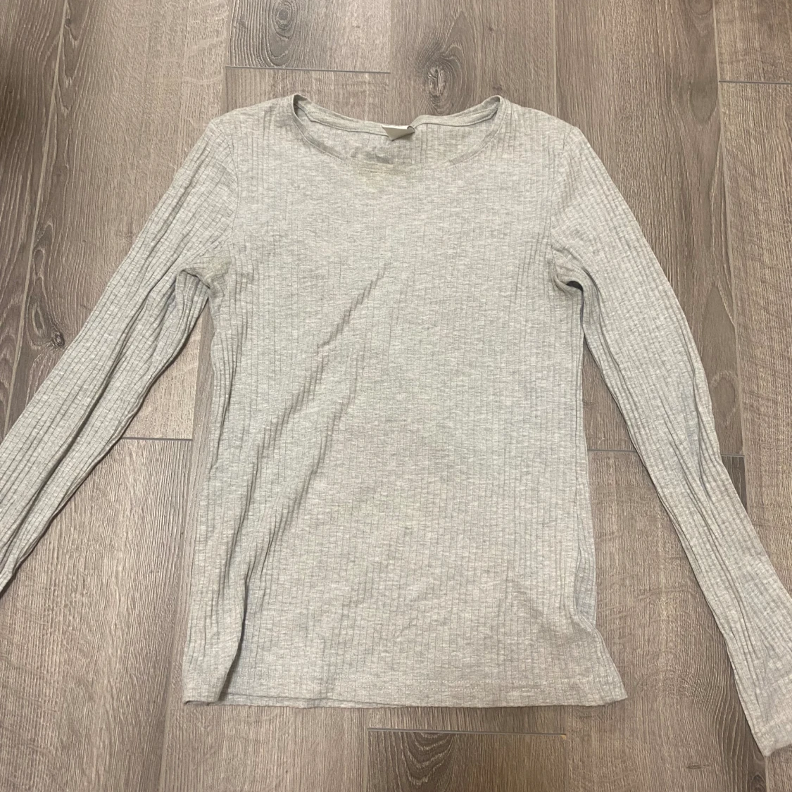 Grå ribbad tröja