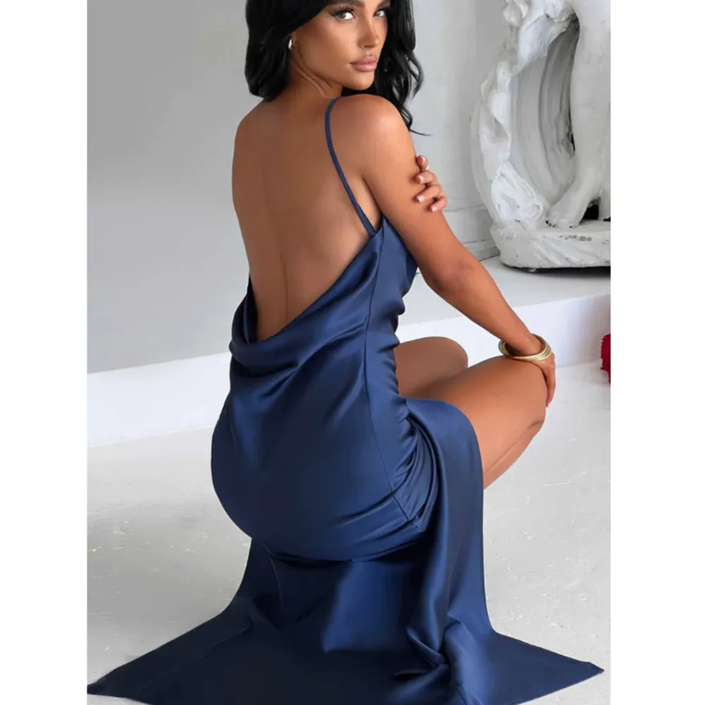 Jättefin marinblå klänning med öppenrygg och slits i satin, perfekt till balen eller bröllop från hemsidan BABYBOO den är också helt slutsåld! Aldrig använd endast provad!. Klänningar.