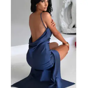 Jättefin marinblå klänning med öppenrygg och slits i satin, perfekt till balen eller bröllop från hemsidan BABYBOO den är också helt slutsåld! Aldrig använd endast provad!