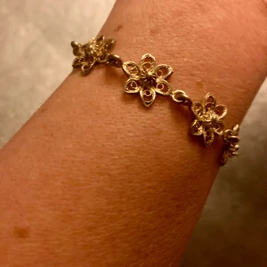 Armband Vintage  - Äldre Armband, silver, med vackert detaljerade blommor, tror det heter filigran. Vet ej om använt då det funnits i smyckeskrin, i perfekt skick, inget att anmärka på. Okänt material. Passar bäst på en lite smalare handled. 
