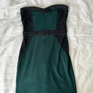 otrolig vacker klänning❤️ - offshoulder klänning som är i super bra skick🥰 säljs då den ej passar mig. kontakta vid frågor❤️