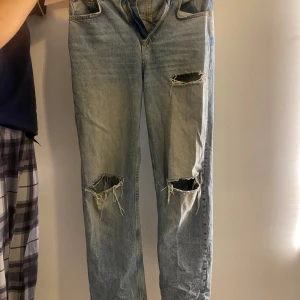 Ljusblåa jeans med hål - Slitna jeans från Gina, jättefin passform.
