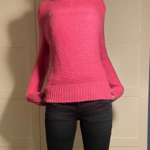 Rosa stickad tröja - Säljs pga att den inte används längre. Jättefin lite oversized tröja, stor i storleken då den är xs. Sparsamt använd och i fint skick!💘 120kr+frakt