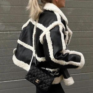 Jacka  - Populär jacka från Gina Tricot! Den perfekta vår/höstjackan som tyvärr inte kommer till användning längre. Passar dig som har storlek S/M 