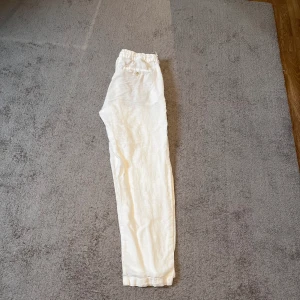 Vita linnebyxor - Säljer mina vita linnebyxor i mycket bra skick. Det är i storlek S fårn ZARA och nypris är 600kr. Skriv om du vill ha fler bilder på och kom gärna med prisförslag!!