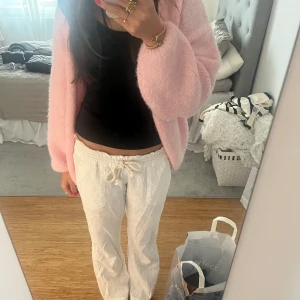 Vita Roxy linnebyxor🤍 - Jag säljer mina superfina Roxy linnebyxor som är så populära och efterfrågade. Dom är som nya. Jag är 153cm, men dom passar säkert mellan 150-160cm🤍