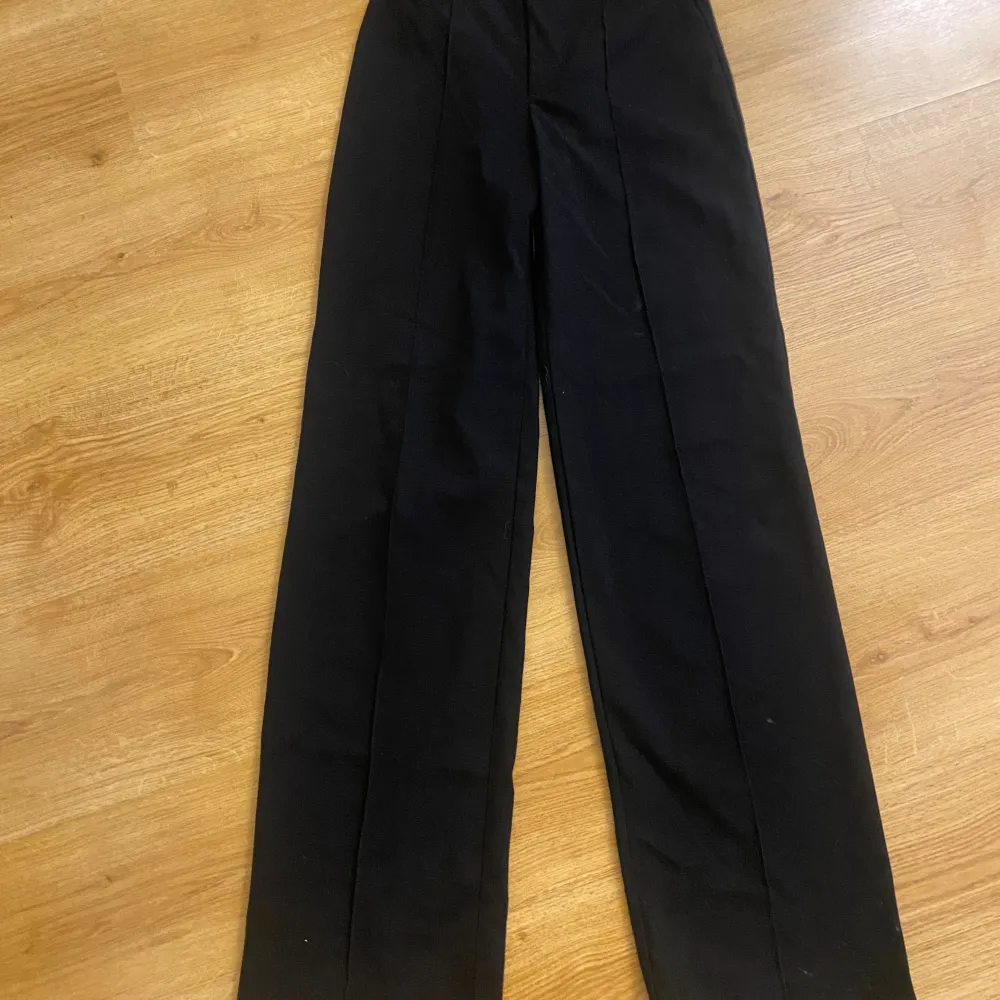 Svarta högmidjade kostymbyxor från Pull&bear💕 säljer för att de aldrig används💕köpta för 399. Jeans & Byxor.