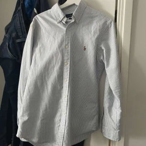 Ralph lauren skjorta  - Säljer en najs raffe skjorta i storlek M, Nyskick hör av er vid frågor🤝