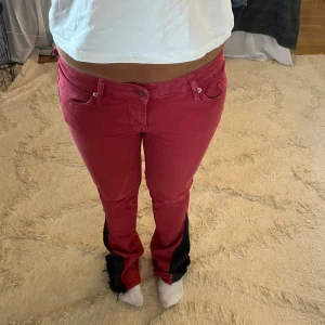 Röda jeans - Så coola bootcut jeans som jag sytt ut själv🌼innerbenslängd: 79cm midjemått: 86cm!!Det är storlek 30x32 men de passar 36-38🩵