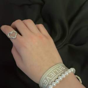  silver ring som har formen på ett hjärta och som går att justera storleken på ❤️ kontakta mig vid intresse, kan ge pris förslag ❤️