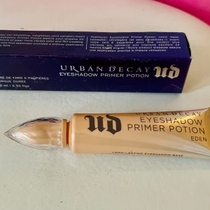 Ny Urban Decay ögonskugge Primer Eden - Urban Decay Eyeshadow Primer Potion är en ögonskuggsprimer som gör att ögonskuggan får intensivare och mer hållbar färg och den håller i upp till 24 timmar utan att lägga sig i fina linjer. Ordinarie pris:299