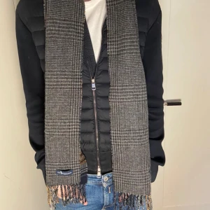 Polo Ralph Lauren Halsduk - Ralph lauren halsduk | Skick 9/10 endast använd vid 3 tillfällen och inge defekter | Nypris 1200kr |Den är tunn och funkar nu till våren | Hör av er vid frågor ✅