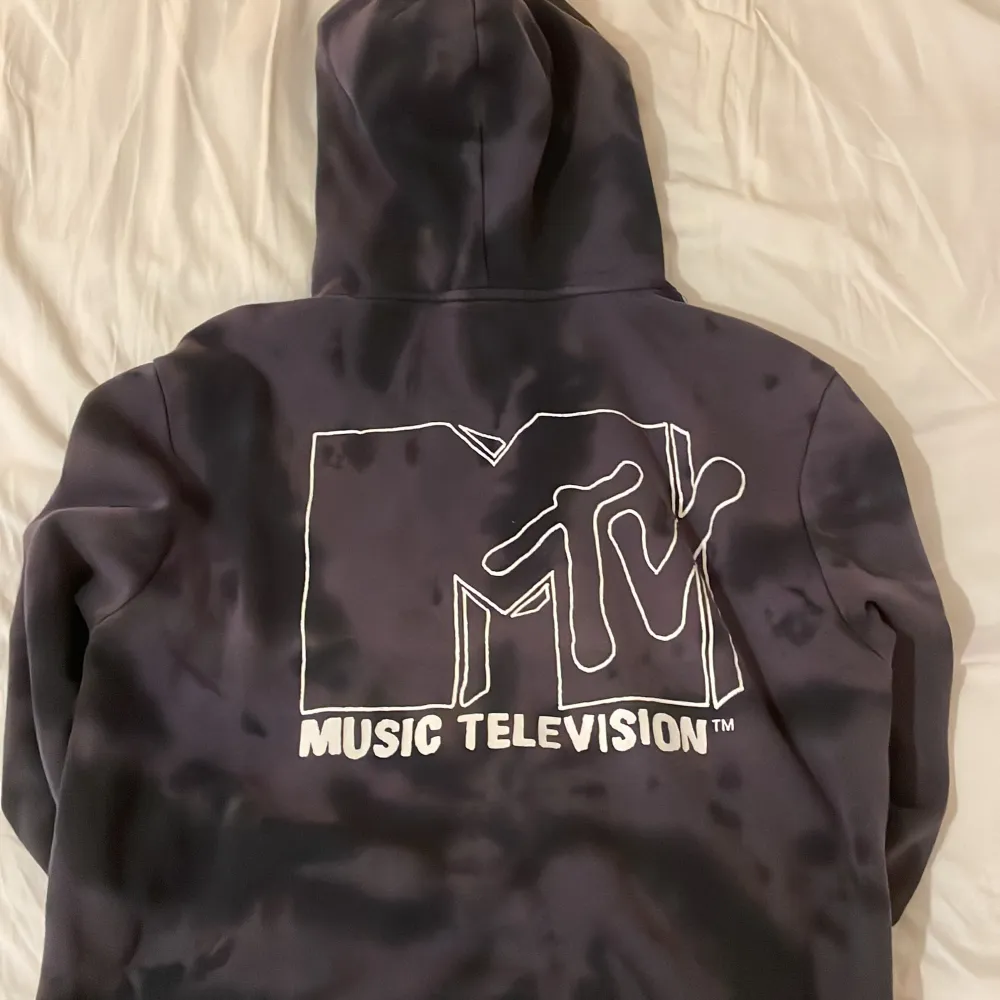 M hoodie i nyskick. Gråsvart tie-dye.. Hoodies.