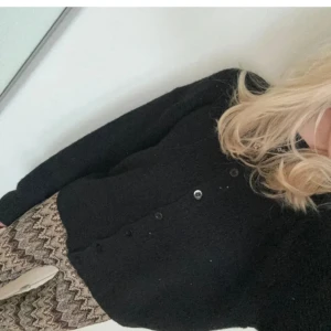 kofta från bikbok  - jättefin och söt kofta ifrån bikbok, använd fåtal gånger så i fint skick 