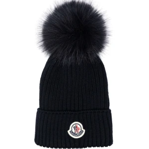 Moncler mössa - Säljer min äkta moncler mössa köpt för ca 3000kr. Knappt använd perfekt nu till våren. Svart, no-size. Pris går och diskuteras vid snabb affär, säljer då den inte kommer till användning. Kan även skicka fler bilder.