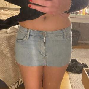 Mini jeans kjol som ej kommer till användning och som är för liten för mig💗