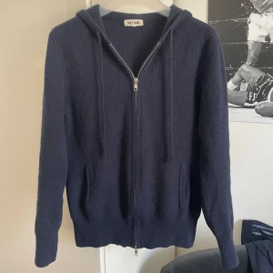 Soft Goat hoodie - Tja! Säljer nu min soft goat hoodie som är i nyskick 10/10. Har endast använt den några gånger. Materialet är 100% Kashmir. Storlek S men passar mer S/XS. Nypris 2800, mitt pris 1499kr. Tveka inte på att kontakta mig vid frågor och funderingar!