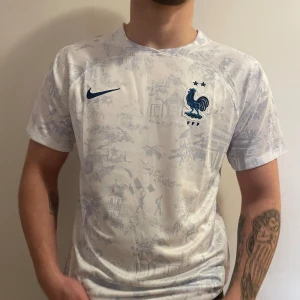 Frankrike Bortatröja  - Frankrike Bortatröja Stolek L  modellen är 185cm lång 