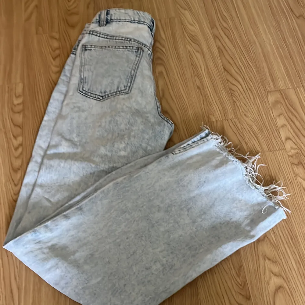 Ljusblå jeans från newyorker  Bra skick Använts fåtal gånger  Strl:Xxs mer som Xs. Jeans & Byxor.