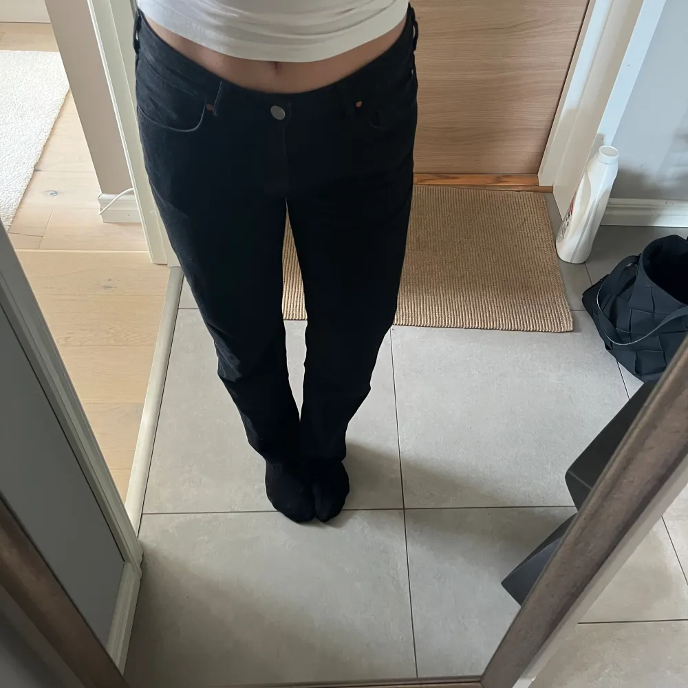 Superfina svarta jeans från Bikbok, passar någon som är 175 eller kortare. ( Jag är 175) se storlek och längd på sista bilen . Jeans & Byxor.