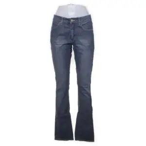 Mörkblåa Acne jeans i storlek 29/34! Väldigt bra skick, sitter bra i längd på mig som är 172