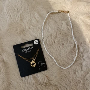 Halsband  - 2 fina halsband, den guldiga (köpt för 59kr)  är oöppnad medans den andra är använd ca 3 gånger. Köps i par