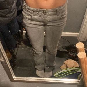 Low waist jeans - Säljer dessa supersnygga low waist jeans från Gina tricot🤩 Använda ett fåtal gånger. Skriv gärna för fler bilder och pris kan diskuteras💕
