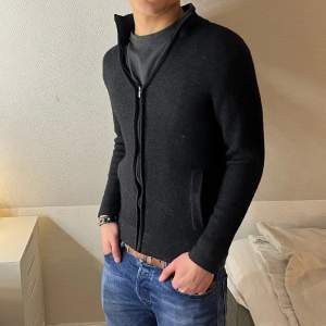 Ull fullzip/cardigan i storlek Small (passar även xs) - märket är celio och nypris 500 mitt pris: 199 