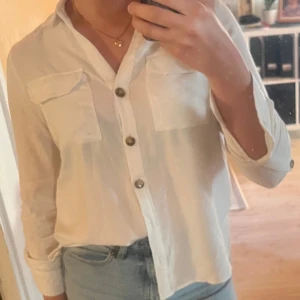 Skjorta - Superfin skjorta från Vero Moda i nyskick använd Max en handfull gånger. Storlek S  Nypris 299kr mitt pris 175kr el bud💕