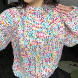 Mysig stickad tröja - Stickad tröja som är väldigt bekväm!! Fint skick!! Liten i storleken 