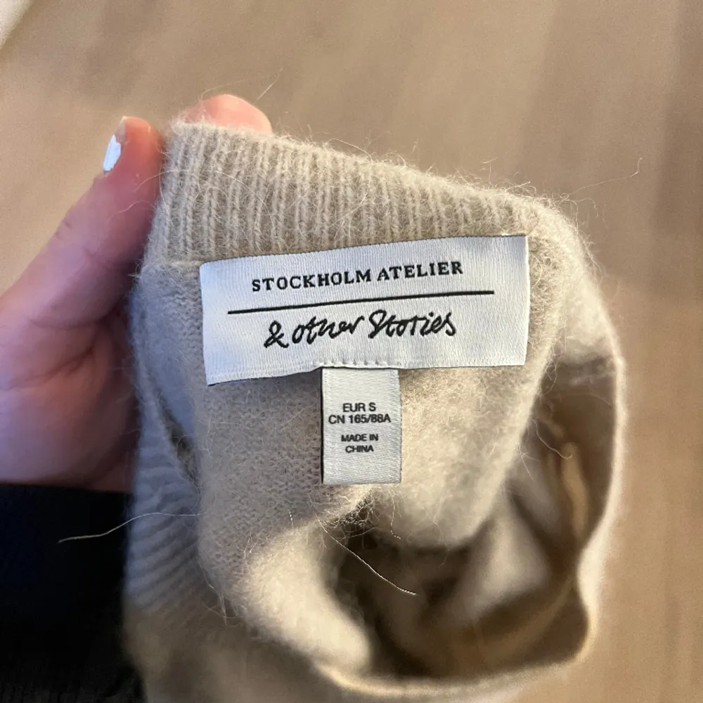 Säljer nu denna tröja för den inte kommer till användning av mig, endast använd fåtal gånger så skulle säga att den är så gott som ny!💘 (du står för frakten). Tröjor & Koftor.
