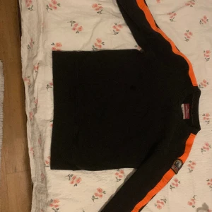 Jätte fina parajumpers för bra pris som är lite använda president kan diskuteras. - Hej jag säljer ett par Parajumpers tröja som enligt nt passar mig jätte mycket de är lite använda men priset kan diskuteras och storleken är Y-S