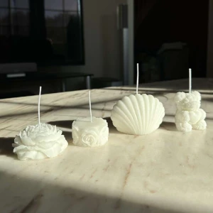 Ljus - Jag och min vän äger Homecandles UF och säljer ljus. Vi säljer de 4 olika formerna som ni ser på första bilden och erbjuder färgerna vit, blå, rosa och lila.  •Hemmagjorda •100% stearin Skriv vilken form och färg ni vill köpa innan ni betalar🤍 50 KR styck