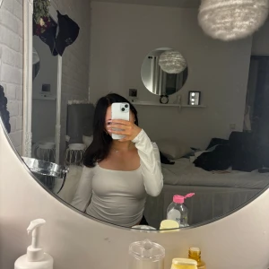 Vit ribbad topp - En topp ifrån Gina tricot, storlek xs💗