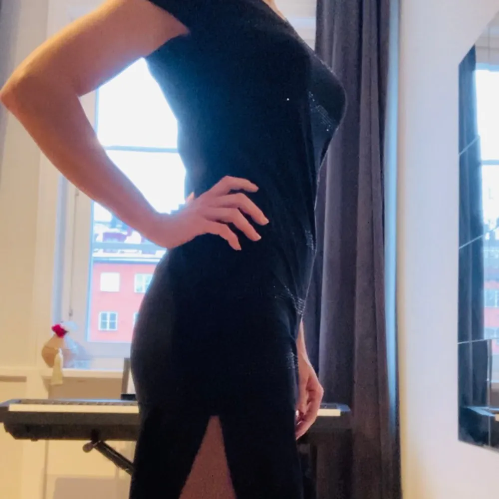 Black comfortable dress from Italian brand, short sleeves, transparent veil on the legs. Fits XS-S. Klänningar.