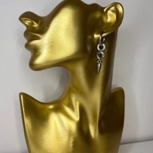 Anne Eleganta singelörhänge  - Namn:Anne Eleganta singelörhänge som ger dig still på ett klick.  Material:rostfritt stål  Pris::149 sek/st