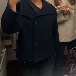 Kort blå kappa - Intressekoll på min såå snygga korta blåa kappa!❤️‍🔥Perfekt kappa inför våren! Säljer då jag har för många jackor! Knappt använd! Så den är i fint skick! Köpte för nypris 599kr💕Tveka inte att höra av er vid frågor❤️‍🔥