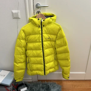 Sailracing jacka - Sailracing vinterjacka i gul, använd i ett år, litet hål på ena armen tveka inte att höra av er för fler bilder och info