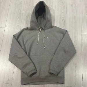 Nike NRG Solo Swoosh Hoodie - En extremt bekväm och premium-aktig hoodie av nike i oversize. 10/10 skick utan några flaws. Väldigt skön och bekväm. Nypris 1149kr! Hör av er vid fler frågor😁