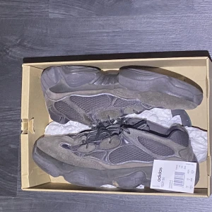 Yeezy 500 - Jag säljer mina Yeezy 500, jag säljer dom eftersom dom inte passar mig längre! Kvitto och äkthetsbevis finns. Storleken är 44/2-3