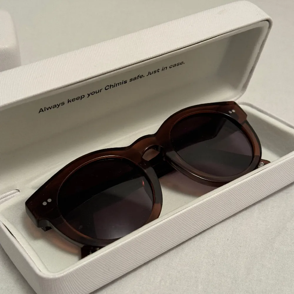 Ett par mörkbruna solglasögon från Chimi! Aldrig använda💕. Övrigt.