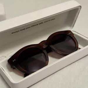 Ett par mörkbruna solglasögon från Chimi! Aldrig använda💕