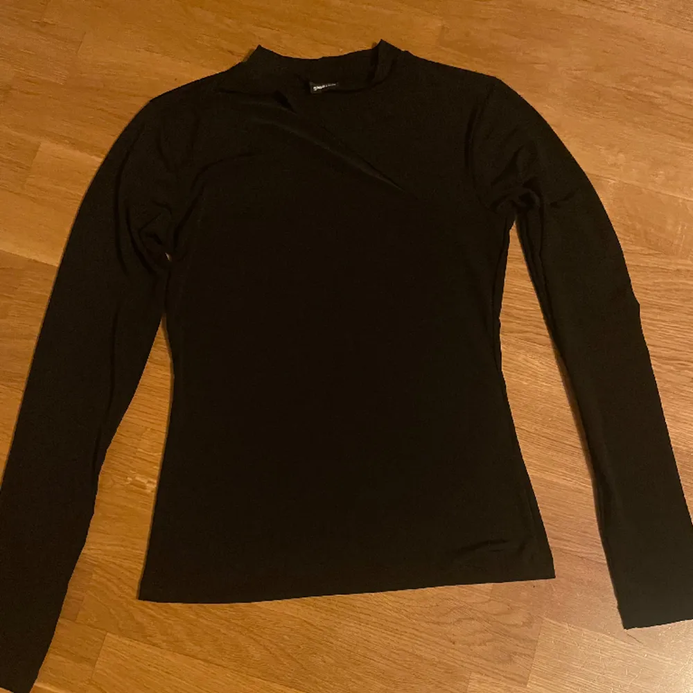 En lite mer uppklädd svart långärmad tröja från Gina, bara använt några gånger. Storlek S sitter jätte snyggt.. Tröjor & Koftor.