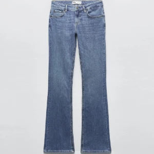Zara jeans  - Super fina zara jeans (Low bootcut) som inte kommer till användning då modellen inte sitter så fint på mig, aldrig använda 💗storlek 38 men skulle säga att de passar mer som 36 