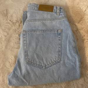 Fina blåa jeans med hål från Gina Tricot 