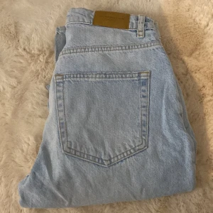 Jeans  - Fina blåa jeans med hål från Gina Tricot 