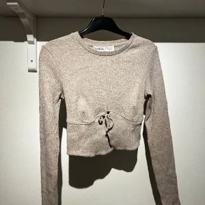 Långärmad tröja - Fin långärmad tröja med detalj. Aldrig använd. 