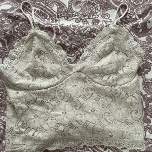 Spetstopp - Spetstopp från bikbok i storlek S i vit/beige