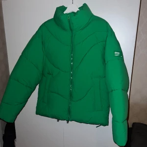 Puffer Jacket Zara - Köptes förra vintern men bara använd 2 gånger, i princip ny. Färgen passade inte mig så jag säljer. Pris kan diskuteras
